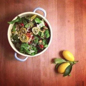 Appetitlich angerichteter Brokkolisalat mit Mandelsplittern und Zitronenscheiben