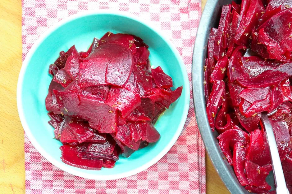 Appetitlich angerichteter Rote Rüben Salat auf einem Teller, bereit zum Servieren