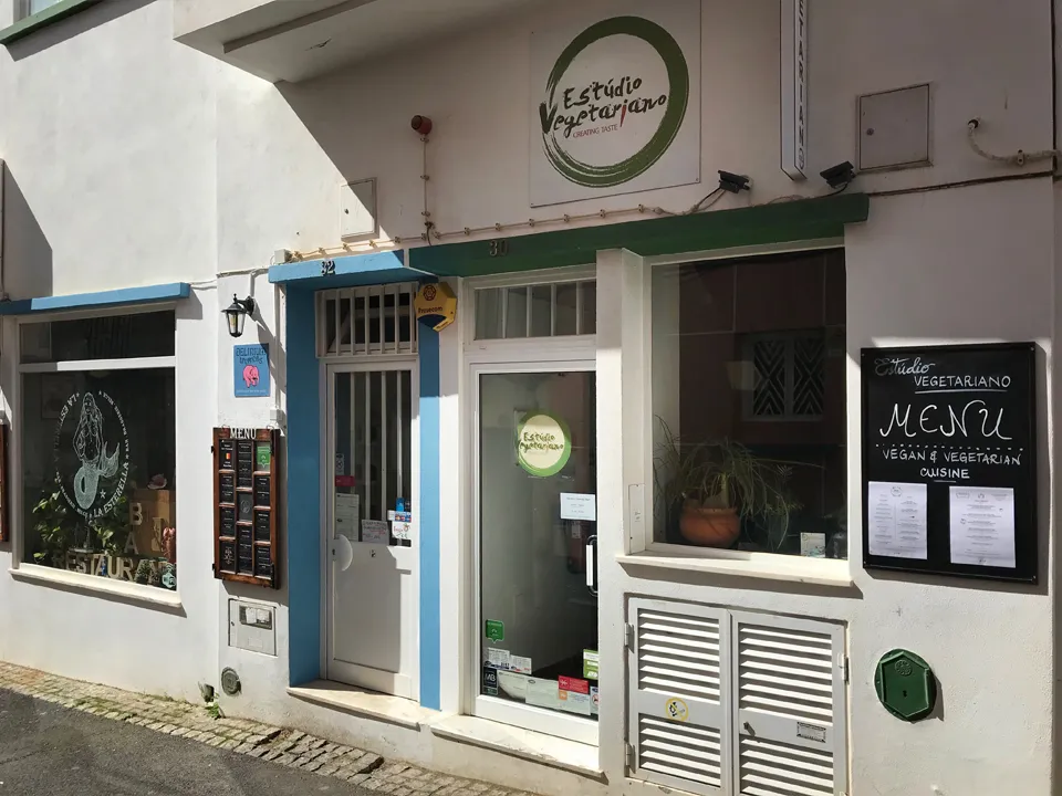 Appetitlich angerichtetes veganes Seitan-Steak mit gebackenen Kartoffel-Wedges, Kürbis-Ananas-Chutney und Cole Slaw