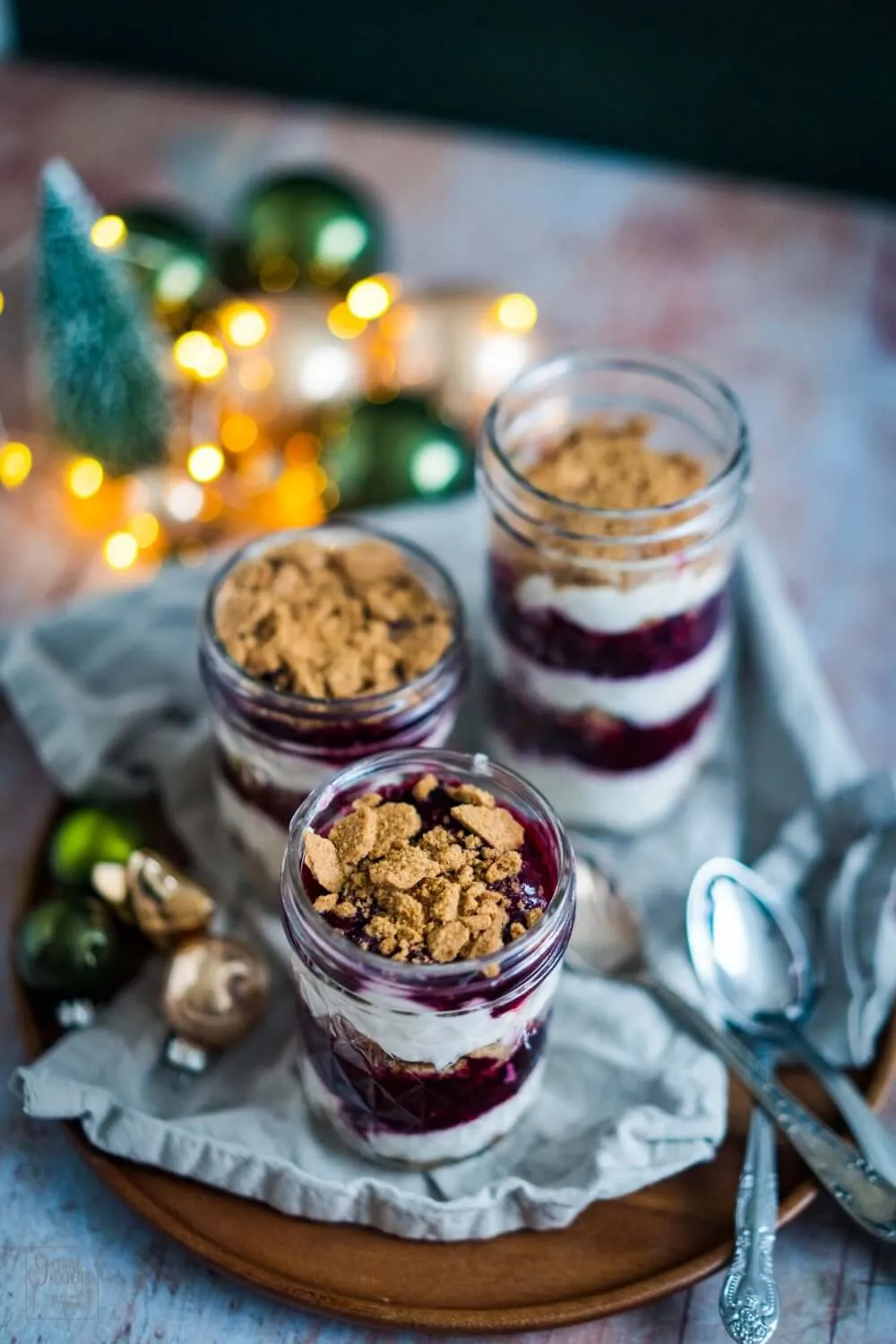 Appetitlich geschichtetes Advents-Tiramisu mit Creme, Beeren und Spekulatius