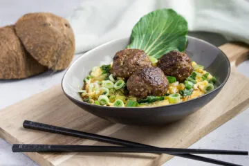 Appetitliche asiatische Hackbällchen, histaminarm, glutenfrei und laktosefrei serviert mit Reis