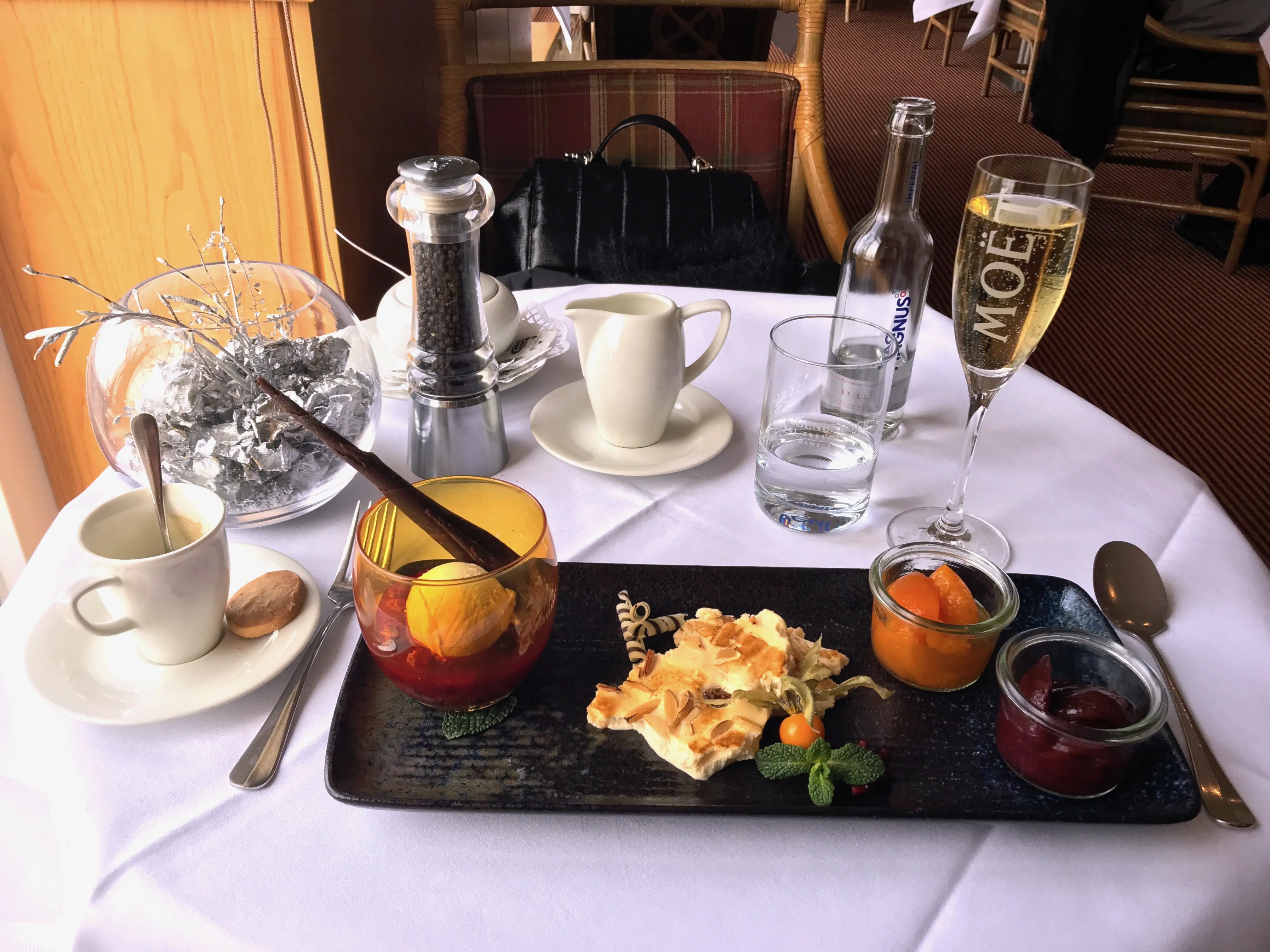 Appetitliche deutsche Desserts im Club Restaurant des Steigenberger Treudelberg Hamburg