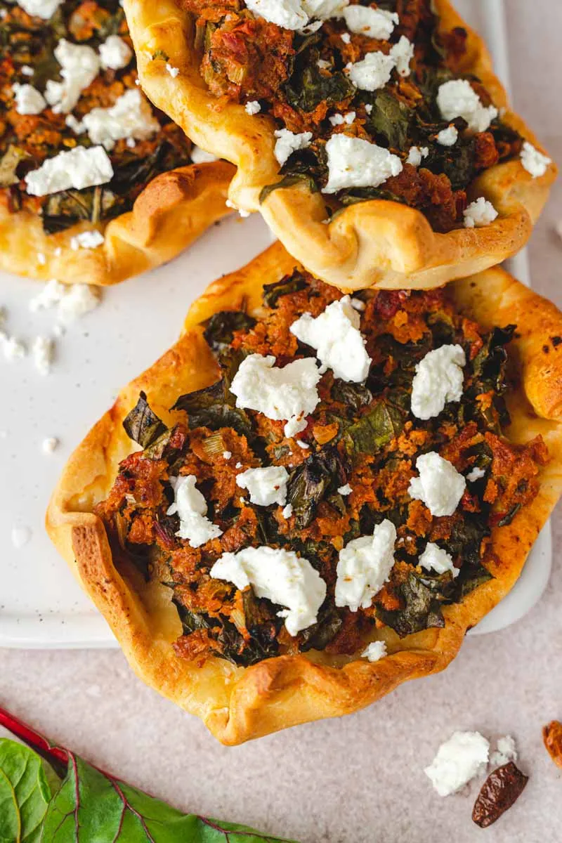 Appetitliche Hackfleisch-Mangold-Füllung für einfache Pizzafladen, ideal für deutsche Hauptgerichte