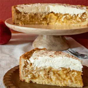 Appetitliche Nahaufnahme einer hausgemachten Apfeltorte mit reichlich Zimtobers, ideal für Backen mit Christina Torten.