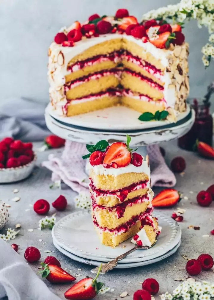 Appetitliche vegane Himbeer-Creme-Torte, perfekt für jede festliche Kaffeetafel in Deutschland