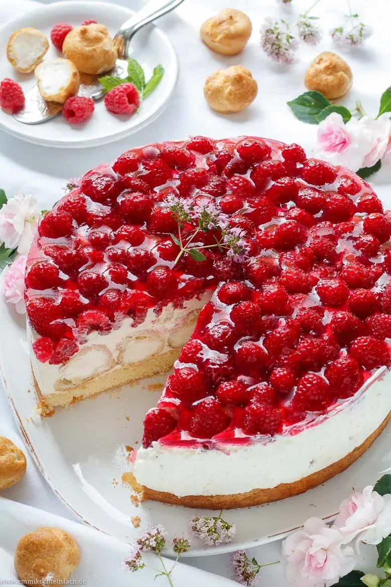 Appetitliche Windbeuteltorte mit frischen Beeren, eine schnelle und einfache Torte.