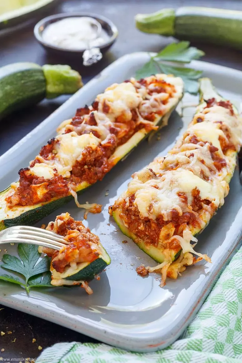 Appetitliche Zucchini Schiffchen mit Hackfleischfüllung und Käse überbacken
