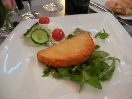 Appetitlicher gebackener Ziegenkäse als Vorspeise im Tablo Essen