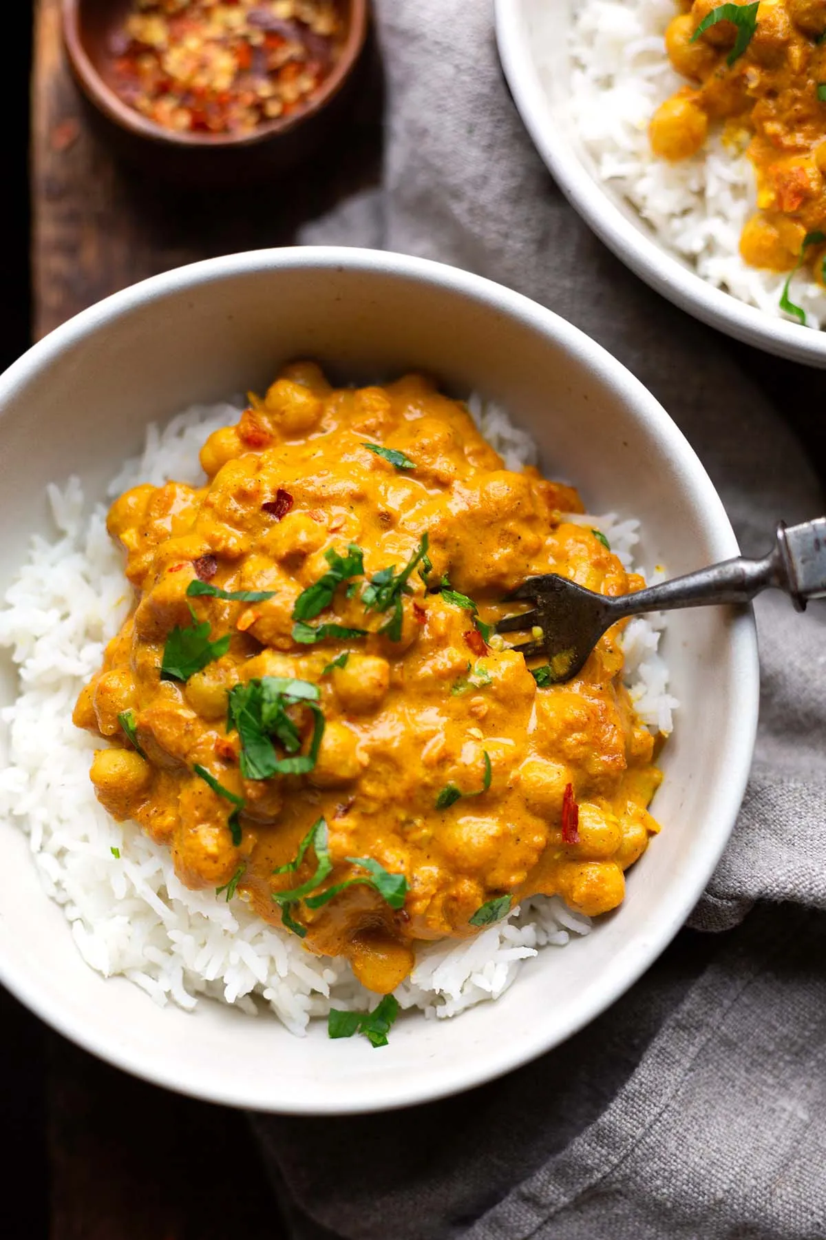 Appetitliches Kichererbsen-Curry mit Kokosmilch, serviert mit duftendem Reis. Ein vollwertiges veganes Gericht, das zeigt, wie vielseitig Kichererbsen Rezepte sein können.