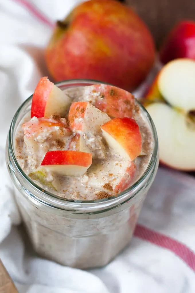 Apple Pie Overnight Oats in einem Glas, geschichtet mit Apfelstücken und bestreut mit Zimt, ideal für ein schnelles Frühstück