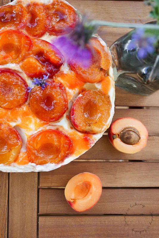 Aprikosen-Brezel-Torte, die auf einer Kuchenplatte angerichtet ist