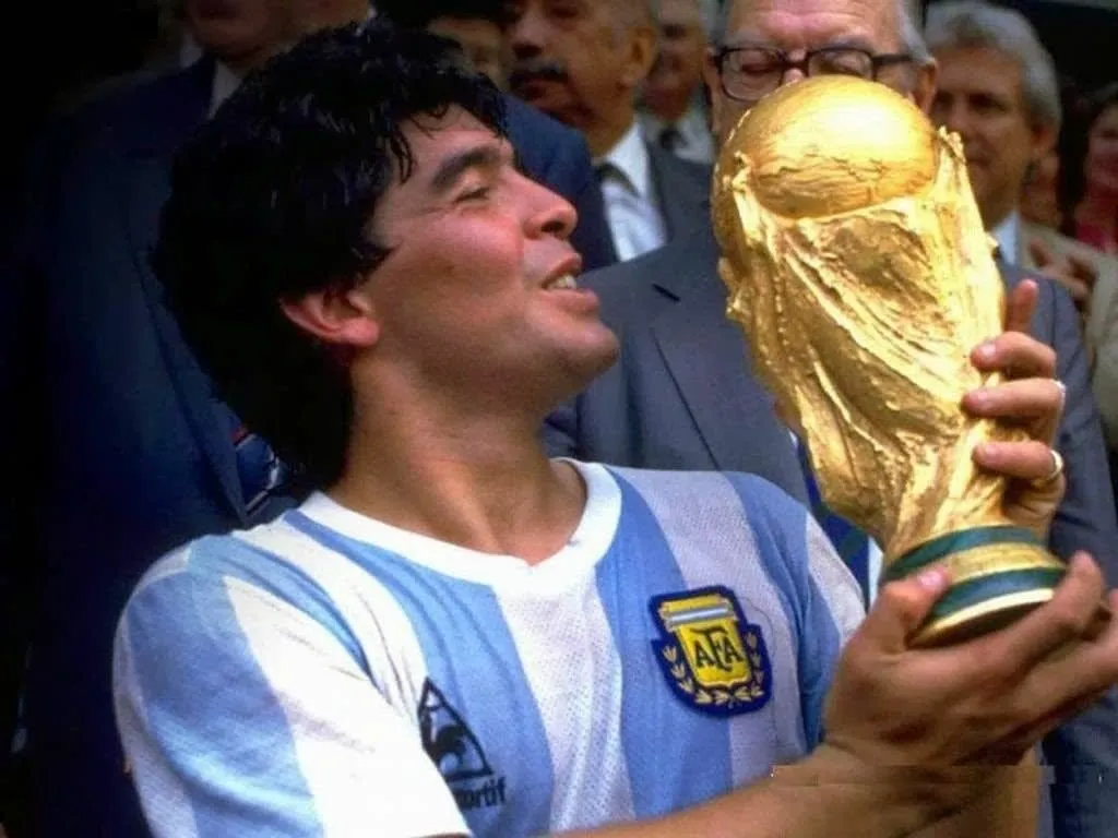 Argentinien Weltmeister 1986: Maradona mit der Trophäe