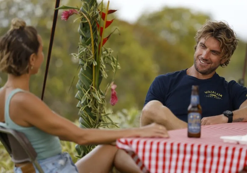 Arielle Kebbel als Em und Adam Demos als Will —