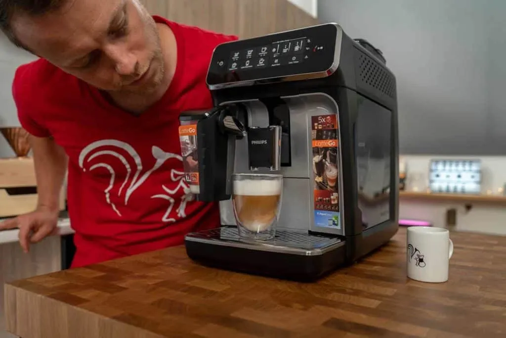 Arne beobachtet fertigen Latte Macchiato