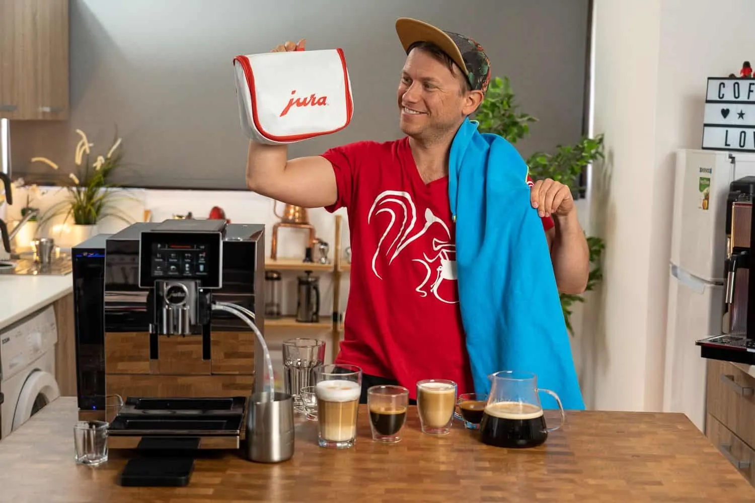 Arne hält die Zubehörtasche hoch, die mit dem Jura Z8 Kaffeevollautomaten geliefert wird.