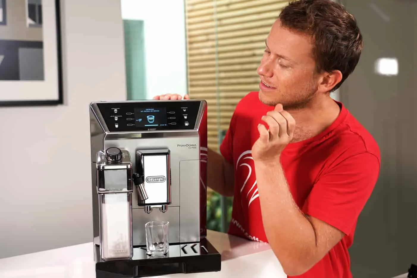 Arne mit einer DeLonghi PrimaDonna Kaffeemaschine