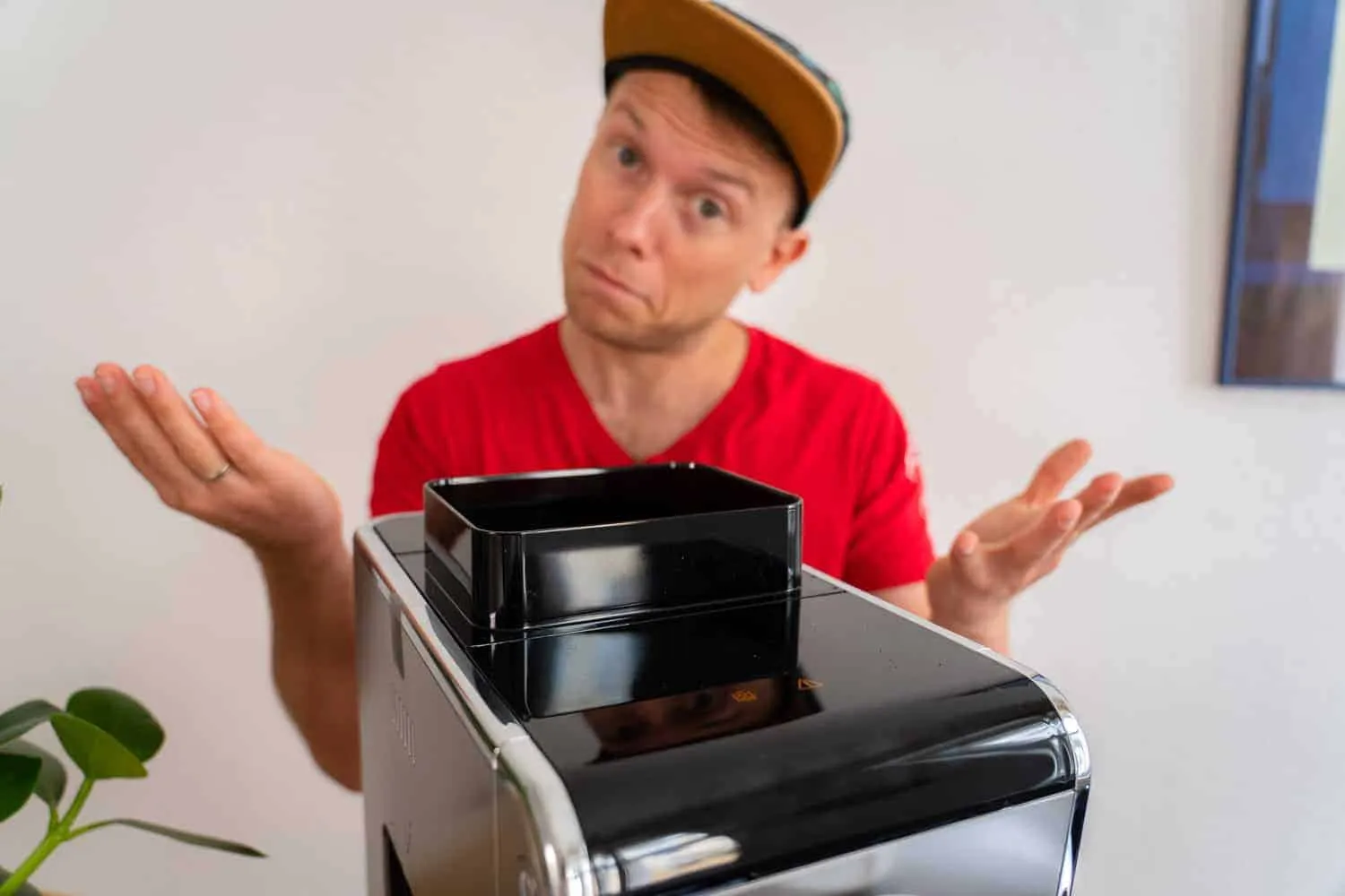 Arne Preuss bewertet kritisch den Bohnenbehälter des Tchibo Esperto Caffè.