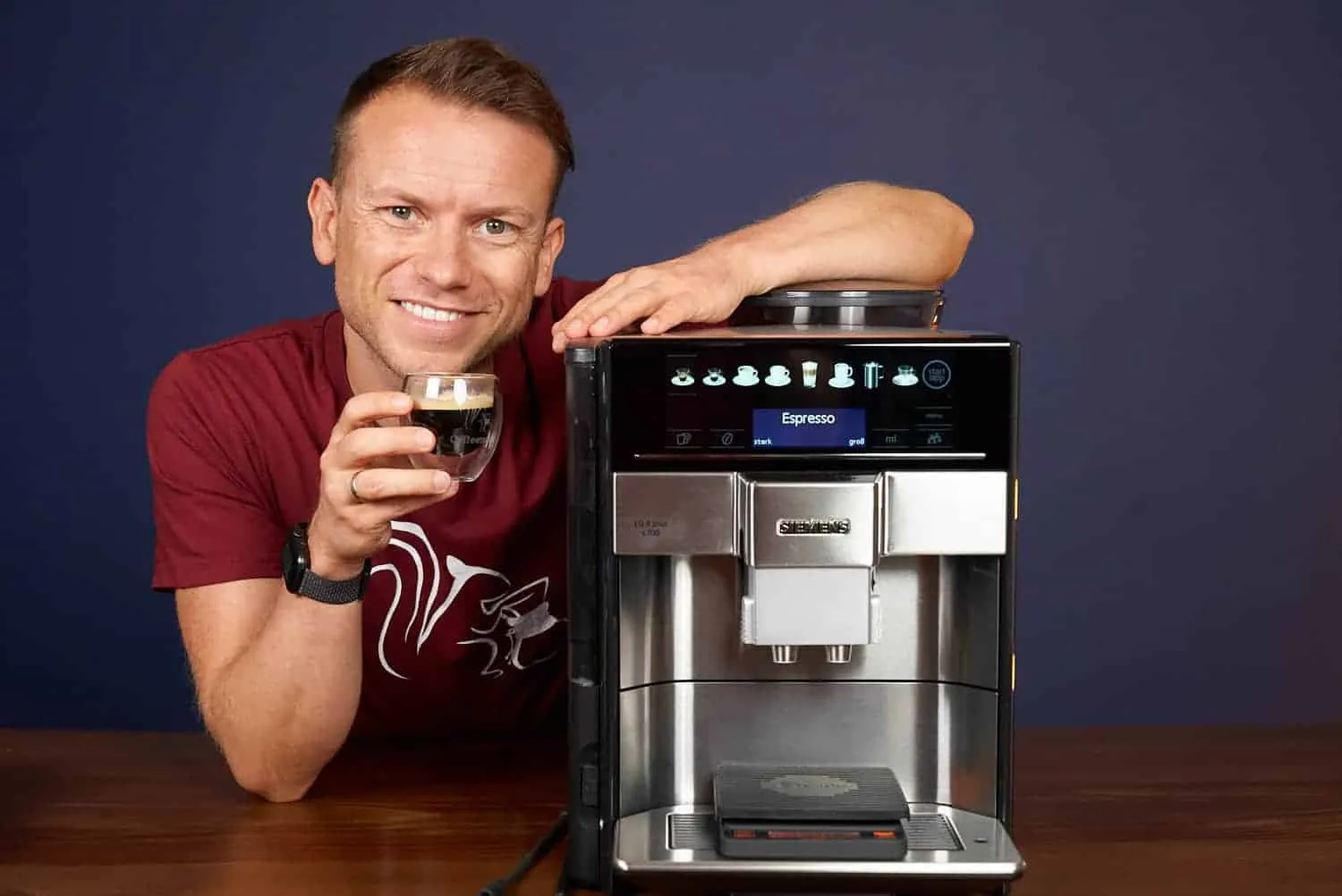 Arne Preuss mit einem frisch zubereiteten Espresso aus der Siemens EQ.6 plus s700 Kaffeevollautomat