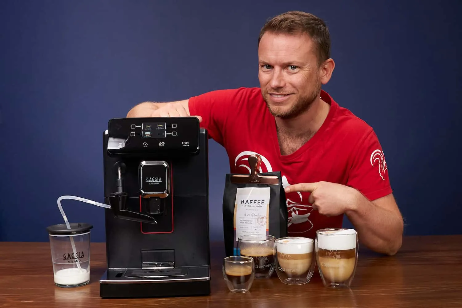 Arne Preuss zeigt auf die Gaggia Magenta Milk Kaffeemaschine