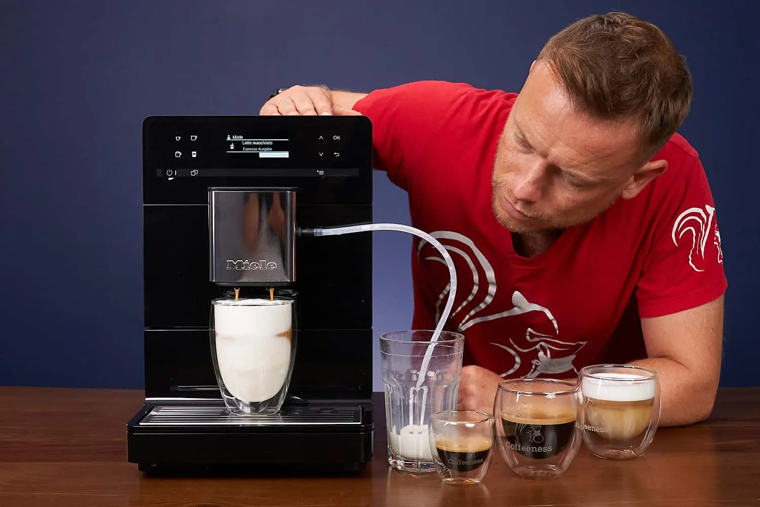 Arne schaut auf den Latte Macchiato Bezug der Miele CM 5310 Silence