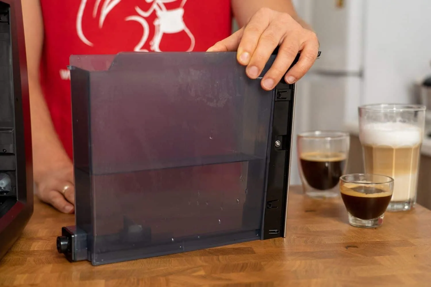 Arne zeigt den herausnehmbaren Wasserbehälter des Philips 5400 LatteGo.