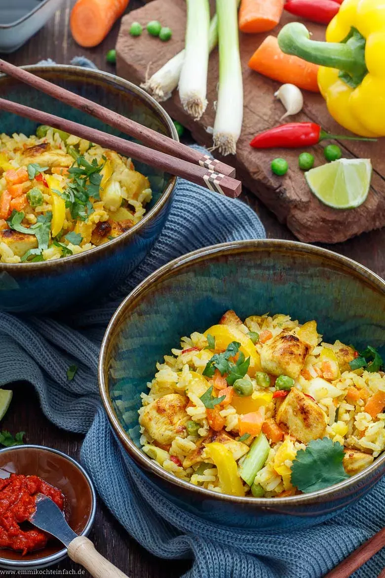 Aromatisch gebratener Reis mit Spiegelei, knackigem Gemüse und saftigem Hähnchen – ein schnelles asiatisches Gericht