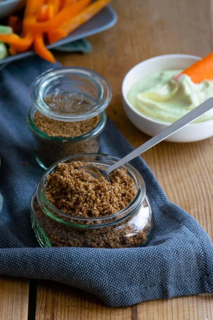 Aromatisch geröstetes Sesamsalz, vielseitig einsetzbar für Brot und Gerichte