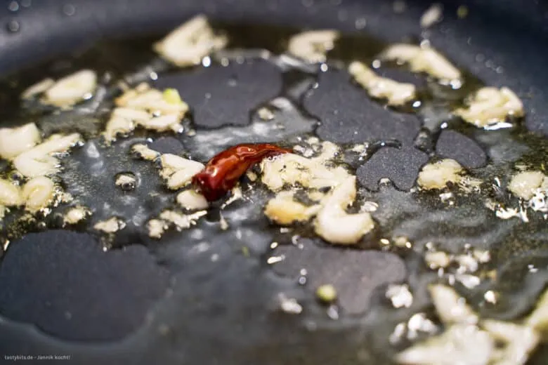 Aromatische Basis: Knoblauch und Chili in Olivenöl anbraten für das Mangold Gericht