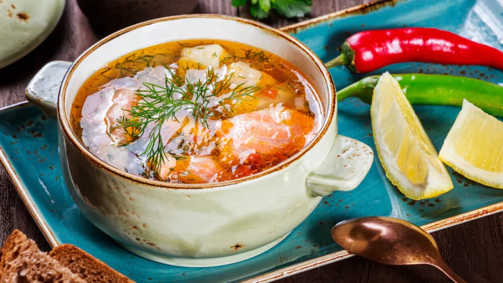 Aromatische Mittelmeer-Fischsuppe mit frischen Kräutern in einer Schüssel, ideal zum Abnehmen.