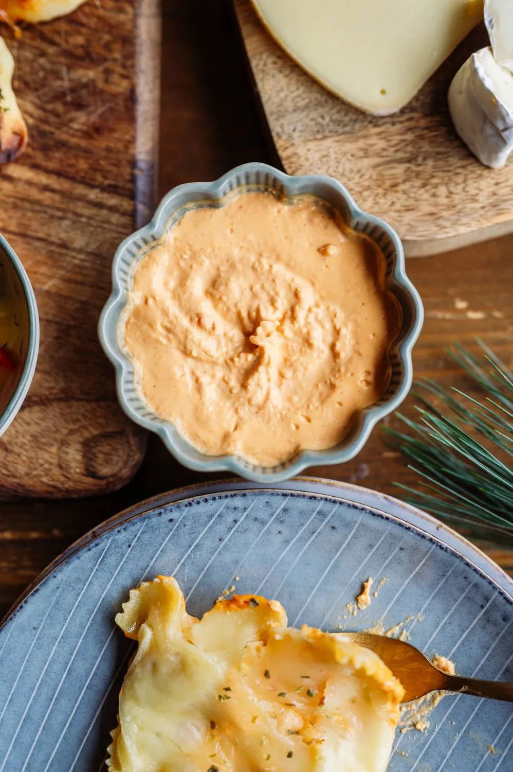 Aromatische Tomatensauce mit Kräutern in einer Servierschale für den Raclette-Abend