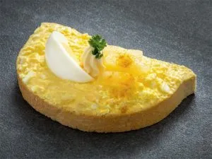 Aromatischer Ei-Curry-Aufstrich auf einem Brötchen