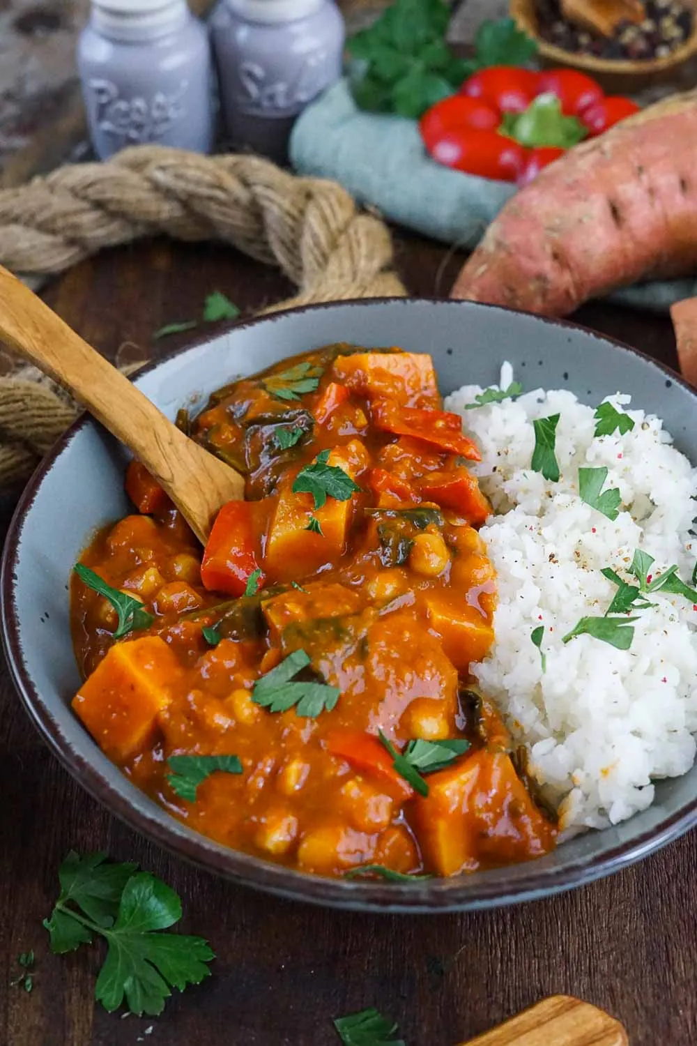 Aromatisches Süßkartoffel Curry in einer Schale, garniert mit frischen Kräutern