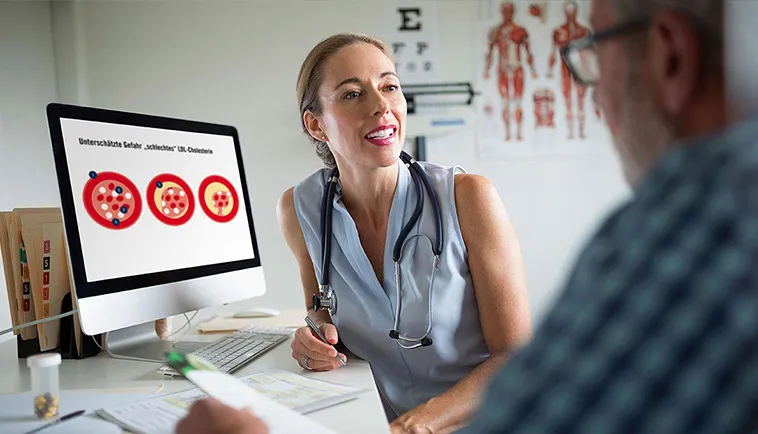 Ärztin berät einen Patienten über die ernsten Folgen erhöhten LDL-Cholesterins für Herz-Kreislauf-Erkrankungen