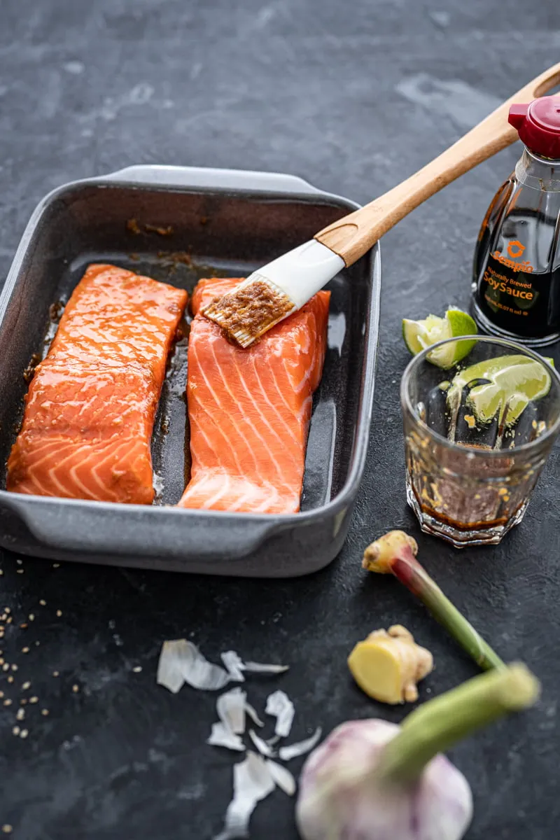 Asia Lachs aus dem Ofen, garniert mit hellem und schwarzem Sesam und Kräutern