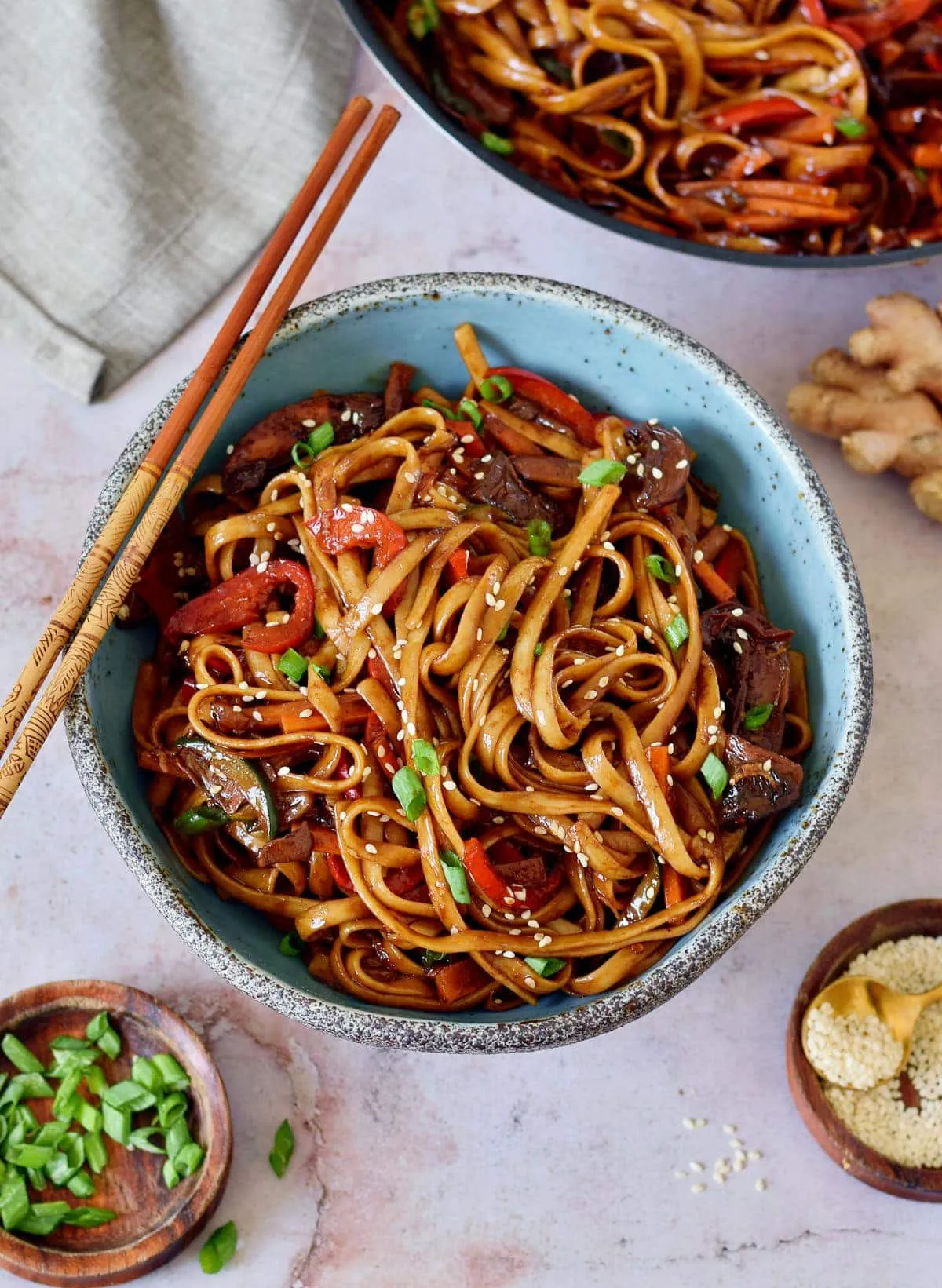 Asia Nudeln mit Gemüse in Schüssel und Stäbchen