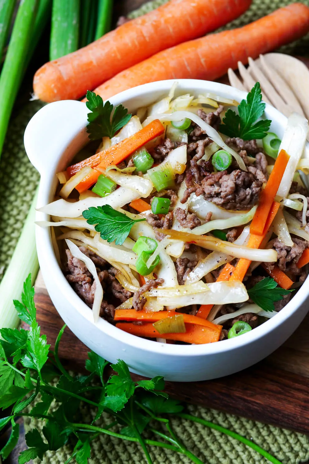 Asiatische Bowl mit Hackfleisch, frischem Weißkohl und Karotten, ideal als gesundes Gericht zum Vorkochen.
