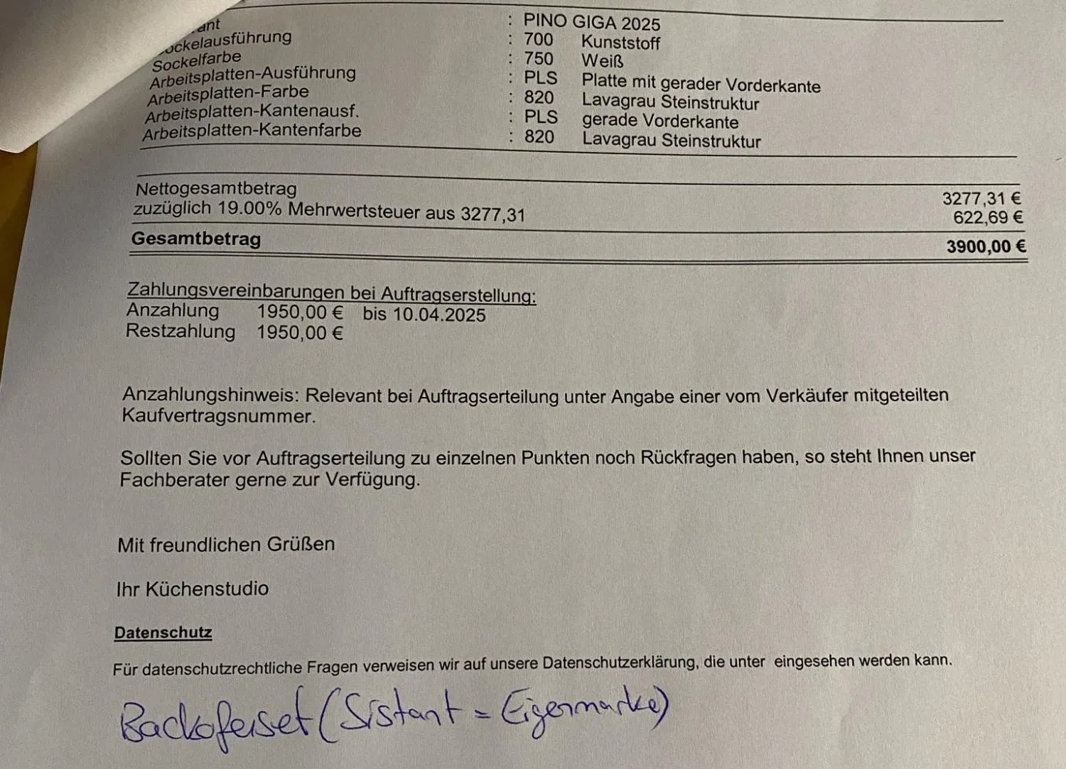 Ästhetische Darstellung einer Mömax Küche mit viel Stauraum