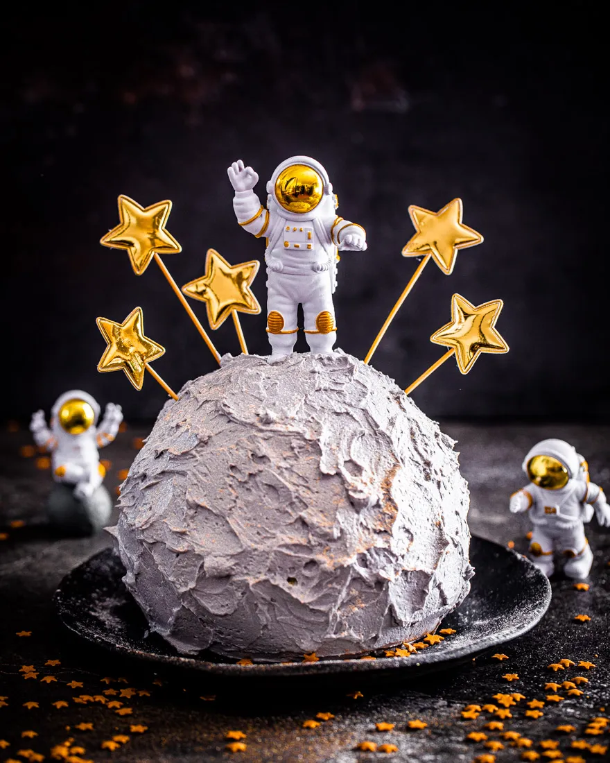 Astronauten Geburtstag Kuchen mit Mondmotiv und Astronautenfiguren