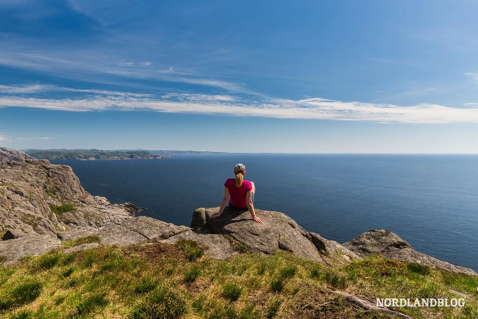 Atemberaubende Aussicht vom höchsten Punkt des Brufjell über das weite Meer in Südnorwegen