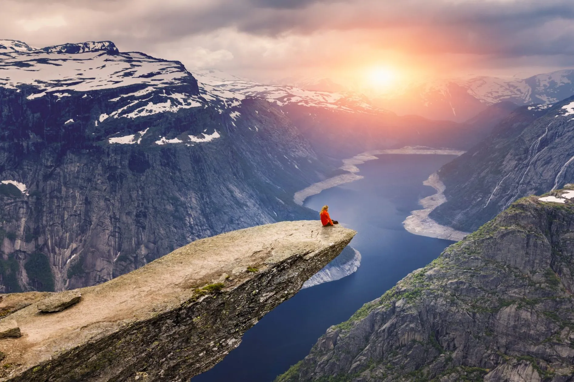 Atemberaubende Aussicht von der Trolltunga in Norwegen, ein Felsvorsprung mit Blick auf einen Fjord