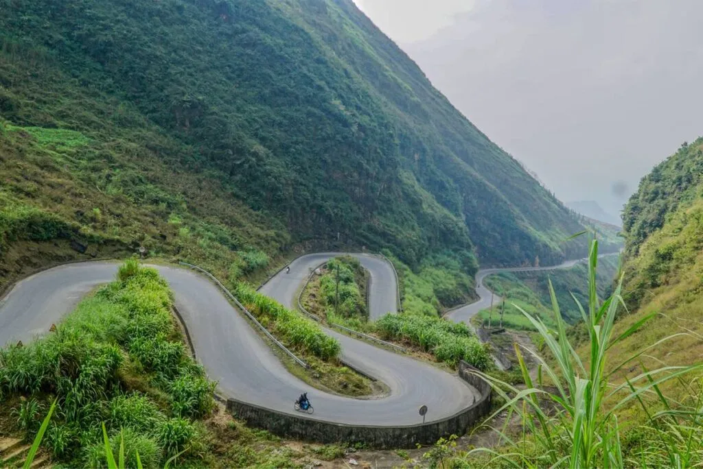 Atemberaubende Serpentinen des Tham Ma Passes auf der Ha Giang Loop, ein Abenteuer in Nordvietnam