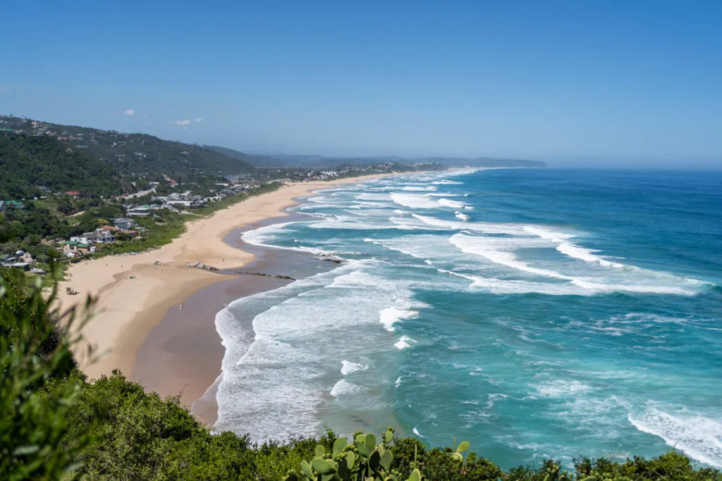 Atemberaubender Blick vom Dolphin Point Lookout auf den langen Strand von Wilderness, ein Naturparadies an der Garden Route