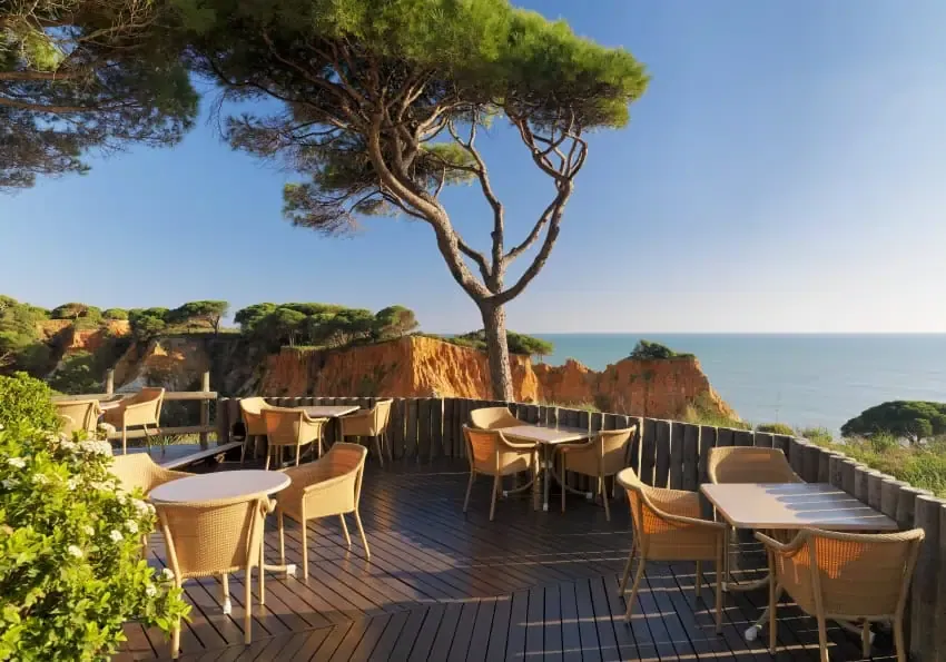 Atemberaubender Meerblick von der Mirador-Bar im Pine Cliffs Resort, Sundowner im warmen Oktober