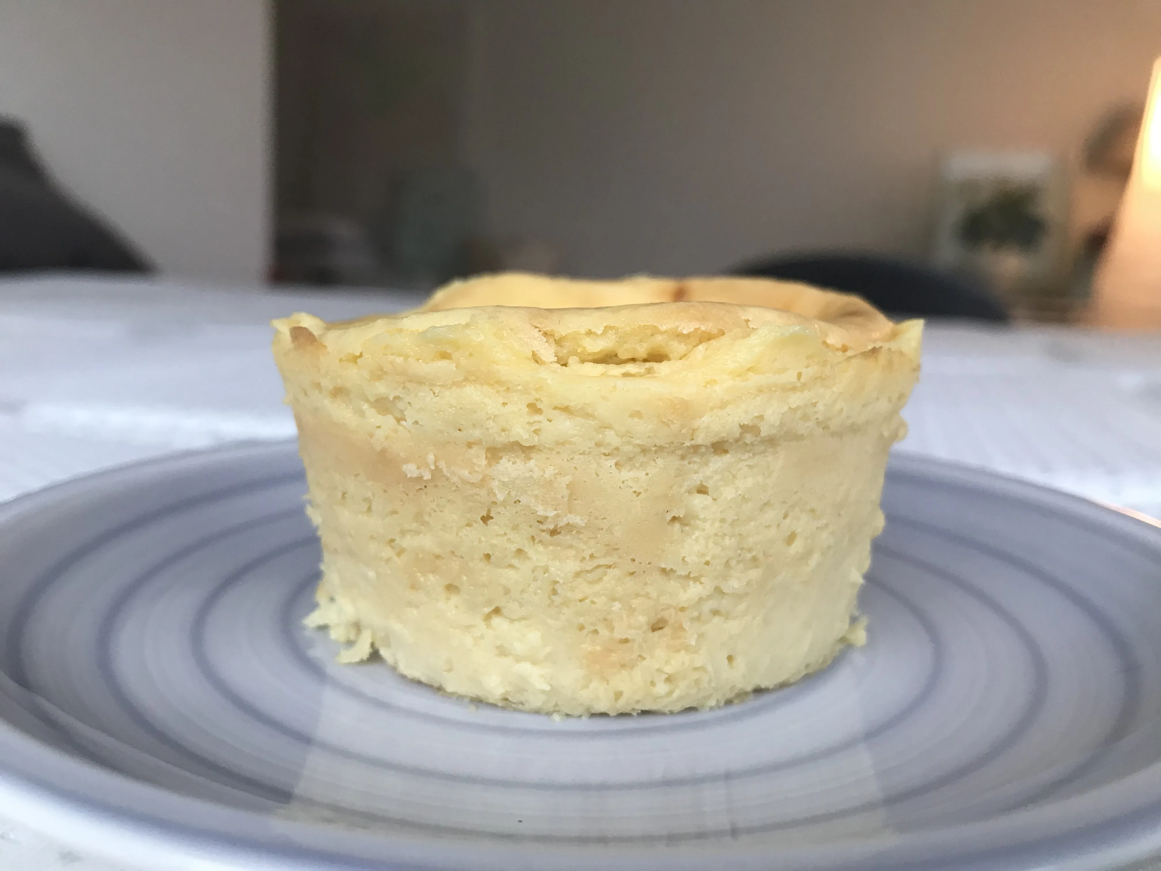 Attraktiv gelbe, gebackene vegane Käsekuchenmasse, in der Mitte leicht eingesunken, aber cremig und locker