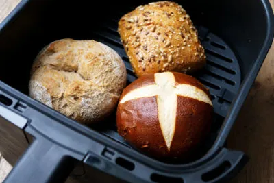 Aufbackbrötchen in der Heißluftfritteuse zubereitet