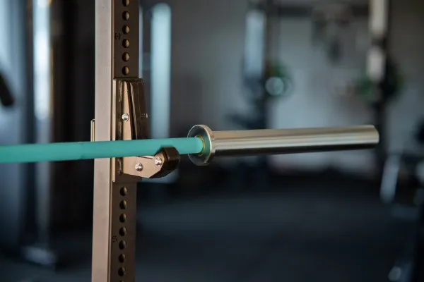 Auffällige SQMIZE® Alpha Bison Powerlifting Langhantel in Cerakote® Aztec Teal für individuelle Sportler