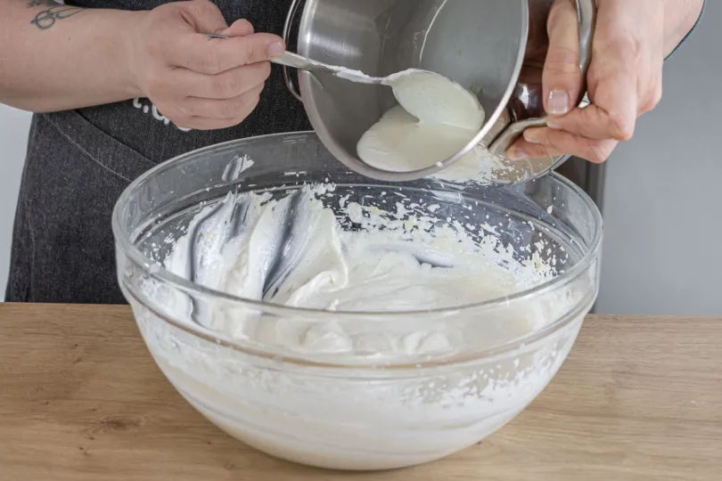 Aufgelöste Gelatine unter die restliche Quarkmasse rühren