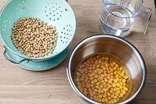 Aufgequollene Kichererbsen für Falafel