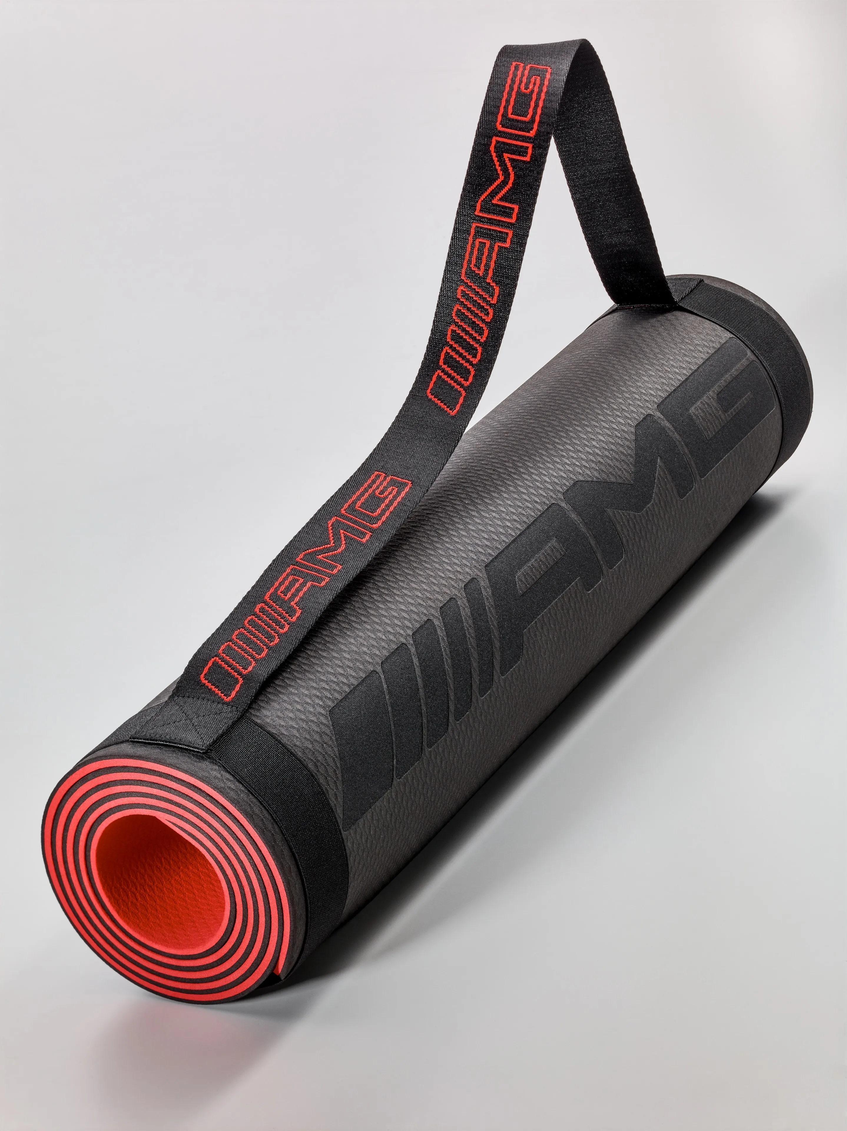 Aufgerollte AMG Fitnessmatte mit Trageriemen