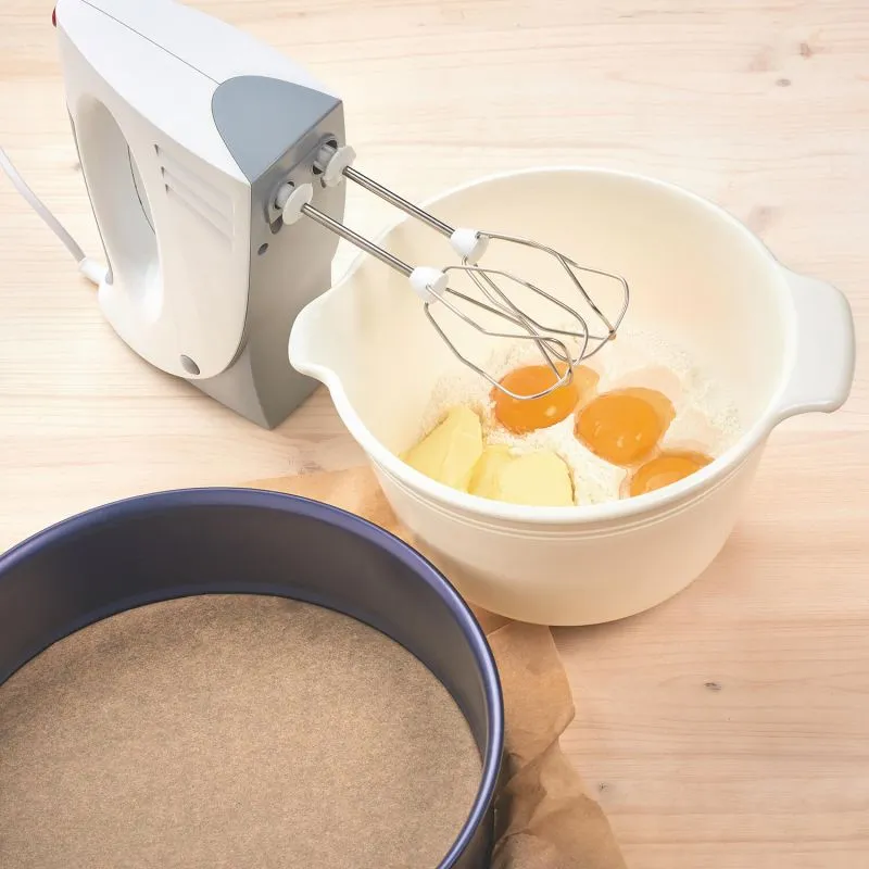 Aufgeschnittene Mandarinen Torte mit deutlich sichtbaren Schichten